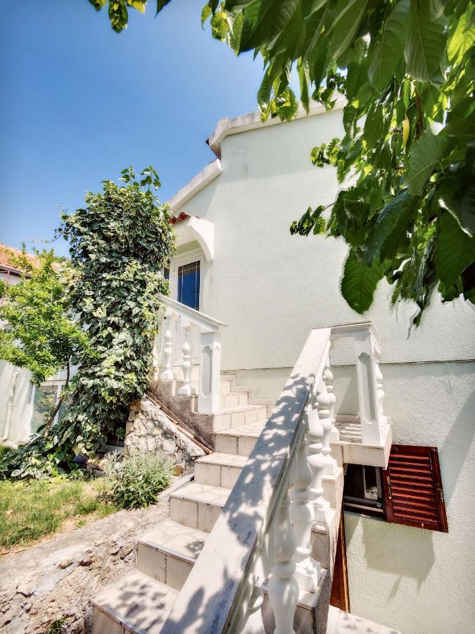 Apartmani Ela Prvić Luka Zewnętrze zdjęcie