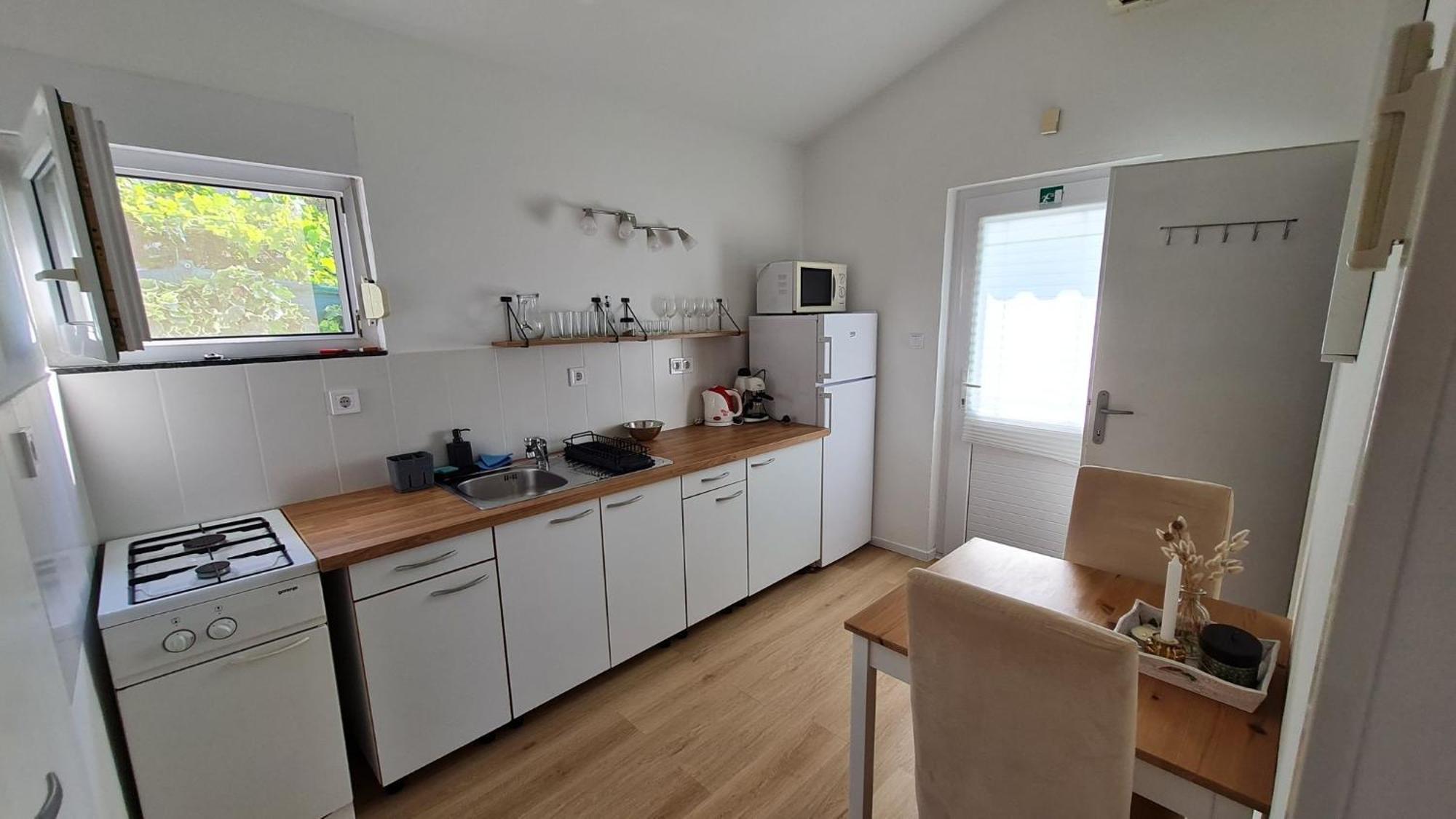 Apartmani Ela Prvić Luka Zewnętrze zdjęcie