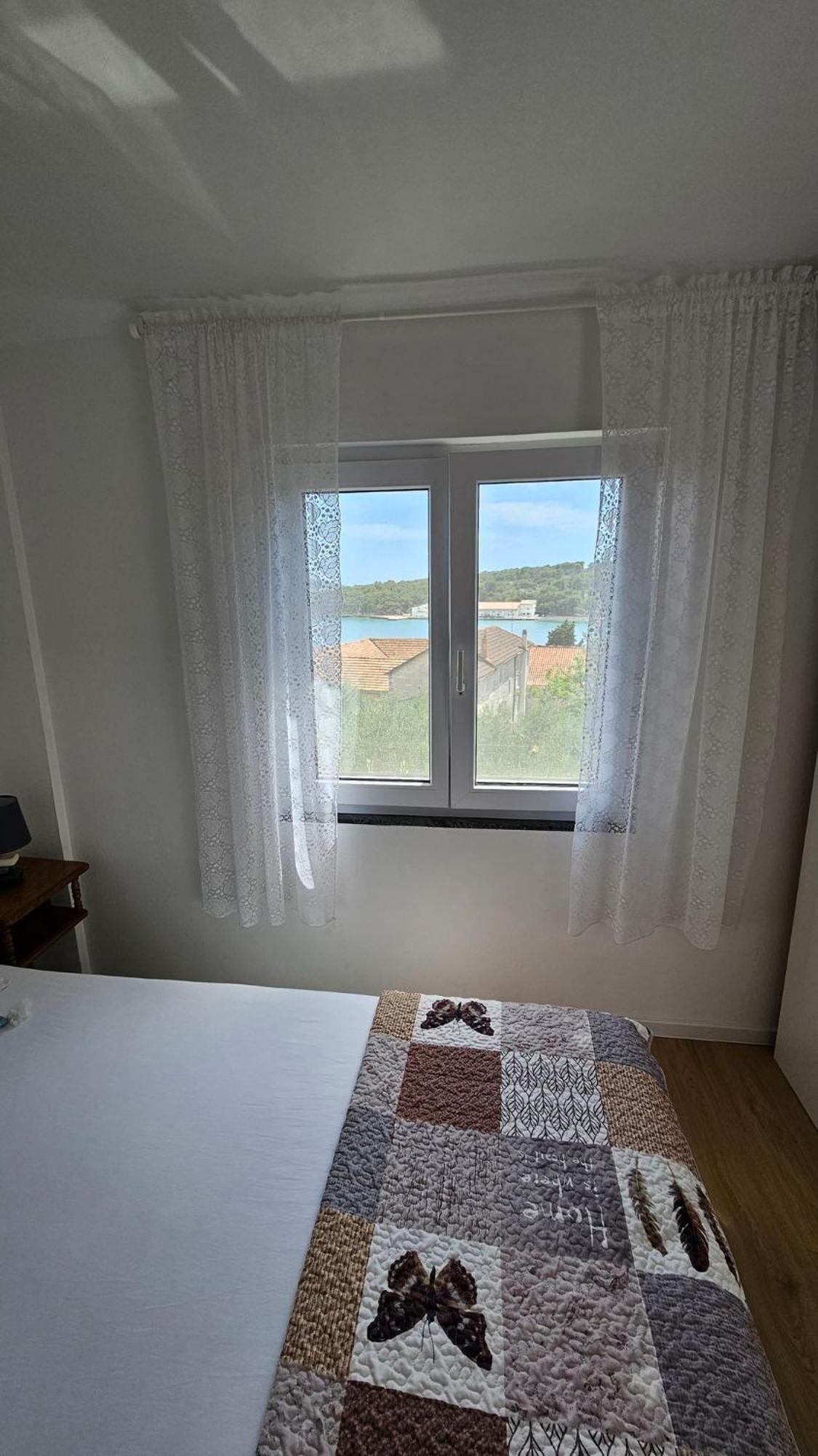 Apartmani Ela Prvić Luka Zewnętrze zdjęcie